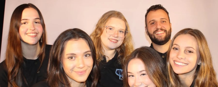 Parte da equipe da Legacy no ensaio com a polo da empresa